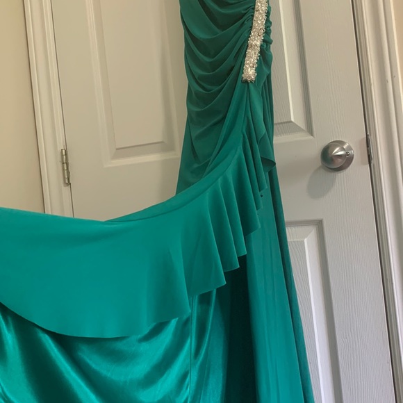 Long Dress, one shoulder Green and white silver. Size xs prom or for wedding - Picture 4 of 6